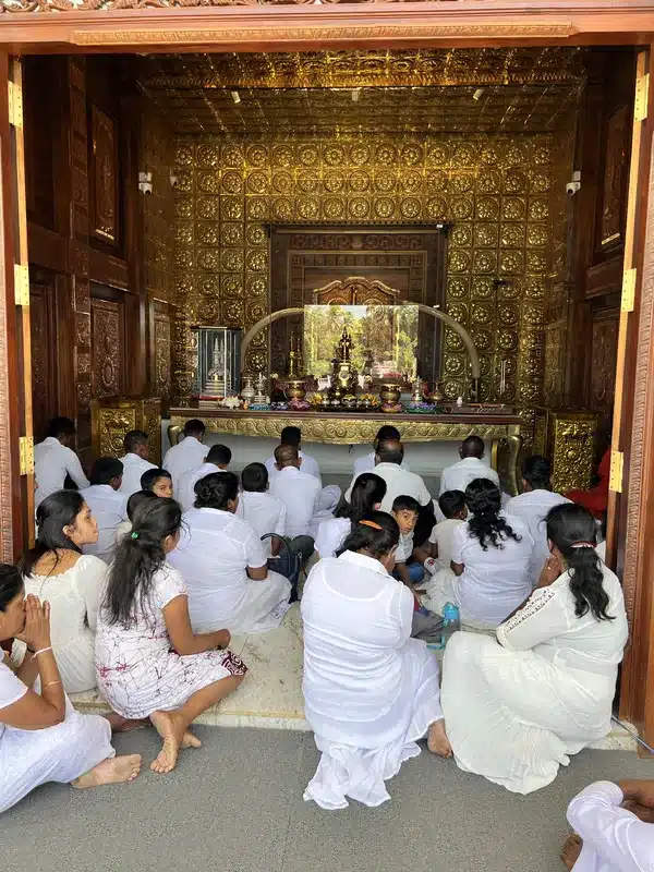 Prière dans un temple Bouddhiste au Sri Lanka